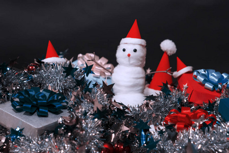 圣诞节。玩具圣诞老人和圣诞帽。带圣诞饰品的礼品盒。花环