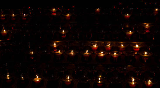 巴黎圣母院13世纪大教堂点燃的蜡烛