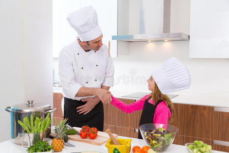 厨师长与小学生小女孩握手图片