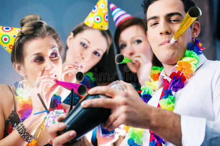 酒吧庆祝狂欢节的聚会人群图片