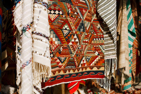 街头商店露天市场的摩洛哥地毯