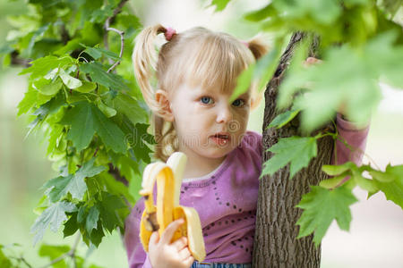 树上拿着香蕉的女孩图片