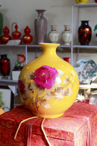 黄瓷花瓶