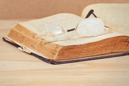 复古书籍和眼镜图片