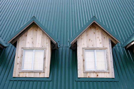 两间绿色屋顶带窗户的宿舍