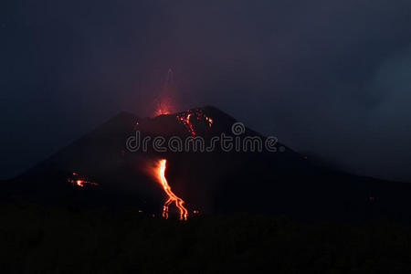 埃特纳火山，东南火山口熔岩流