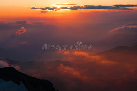 高山日落夏日