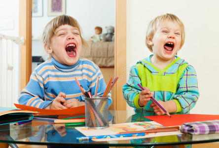 情绪化的孩子玩纸和铅笔