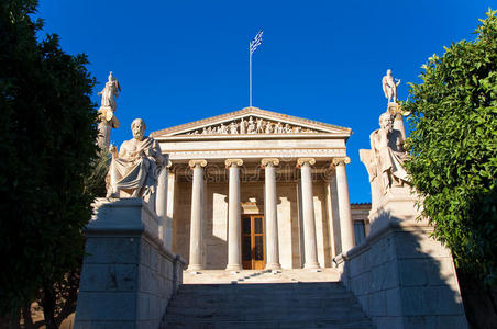 雅典学院与柏拉图和苏格拉底纪念碑。