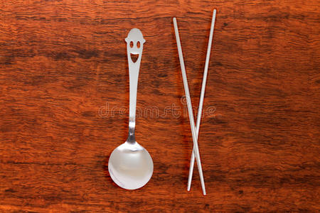 不锈钢汤匙和筷子图片