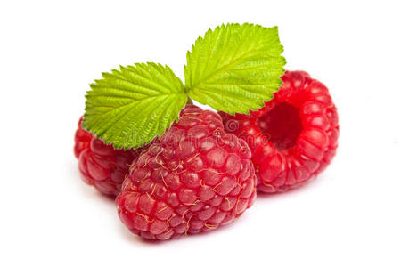 一束白底红莓。特写宏