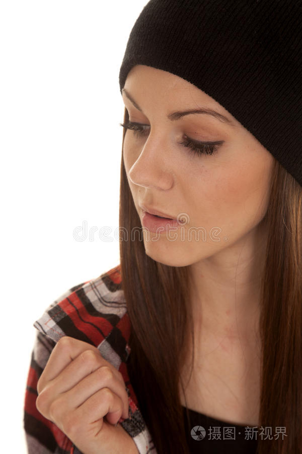 一位女士穿着比尼和格子衬衫近距离向下看