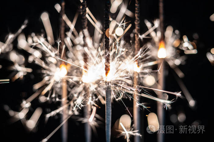 烟花在黑色背景下迸发