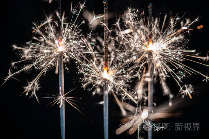烟花在黑色背景下迸发