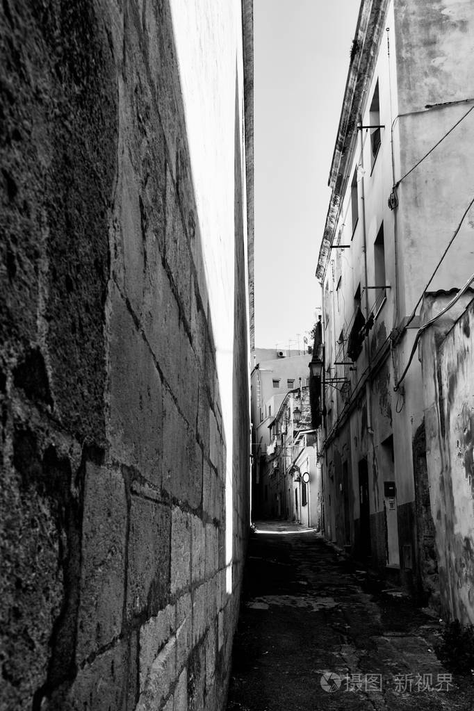 一条美丽的荒无人烟的小巷位于意大利的黑白老城