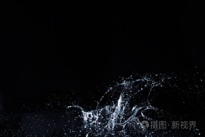 水溅黑色背景背景新鲜