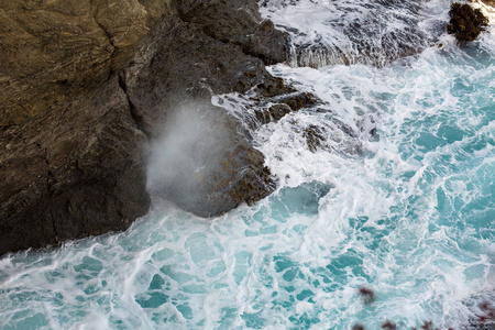 加州门多西诺悬崖下的漩涡海水