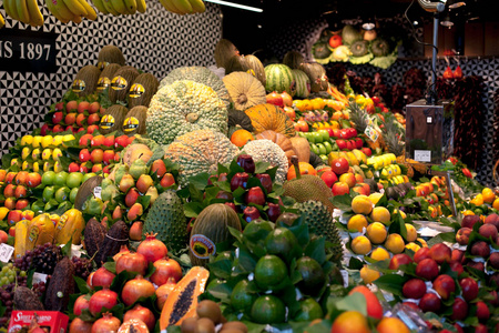 波盖利亚市场五颜六色的水果市场摊位在波奎利亚在巴塞罗那.