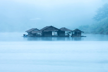 在松卡里亚河上有雾的游艇的软焦点。 生活方式旅行在桑赫拉伯里坎恰纳布里省，泰国西部旅游。