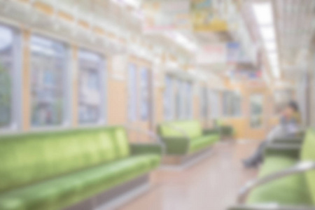 模糊日本转向架列车内部背景。