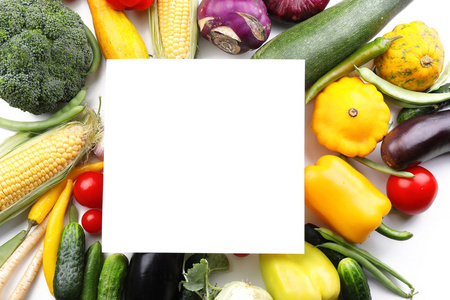 白色背景的各种新鲜蔬菜和空白卡片组成