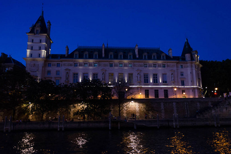 巴黎塞纳河畔彭圣米歇尔周围的夜间城市景观