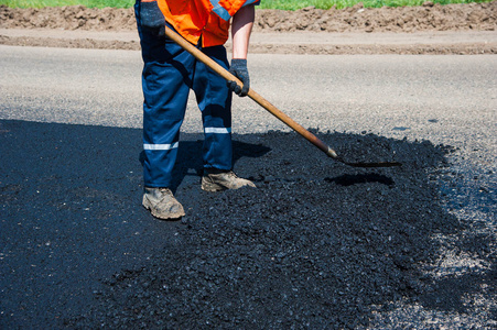 道路建筑行业的工人和团队合作的新沥青