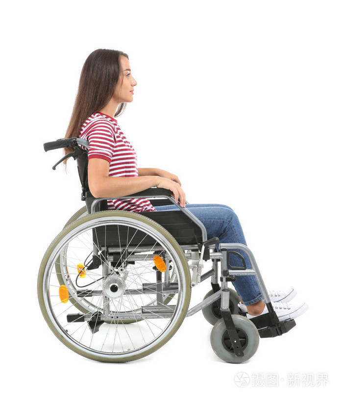 坐在白色背景轮椅上的年轻女子照片-正版商用图片13axog-摄图新视界