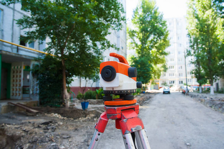 施工现场室外测量设备测头仪或经纬仪. 城市道路建设照片