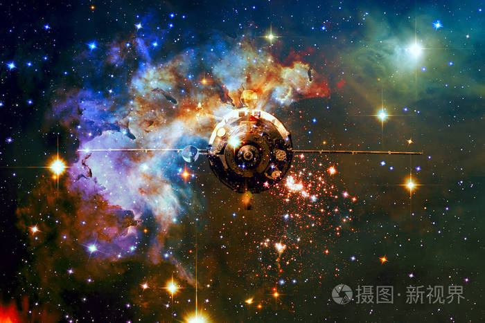 太空飞船在星云的背景下这幅图像的元素由美国宇航局提供