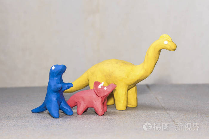 塑化恐龙用鲜艳的颜色手工塑造