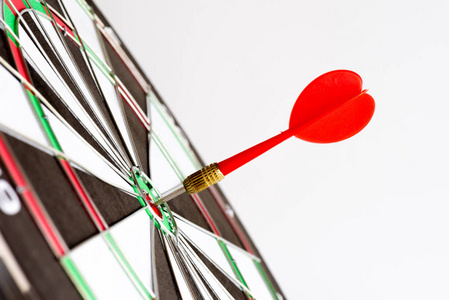 关闭射击绿色和红色飞镖箭头在目标中心。 商业目标或目标成功和赢家概念。
