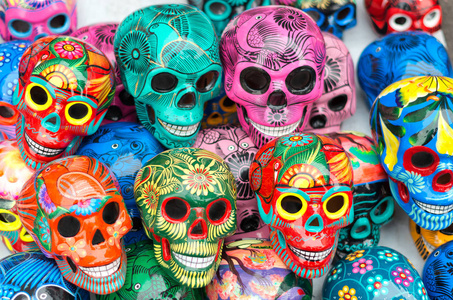 装饰的彩色头骨陶瓷死亡符号在死墨西哥市场日