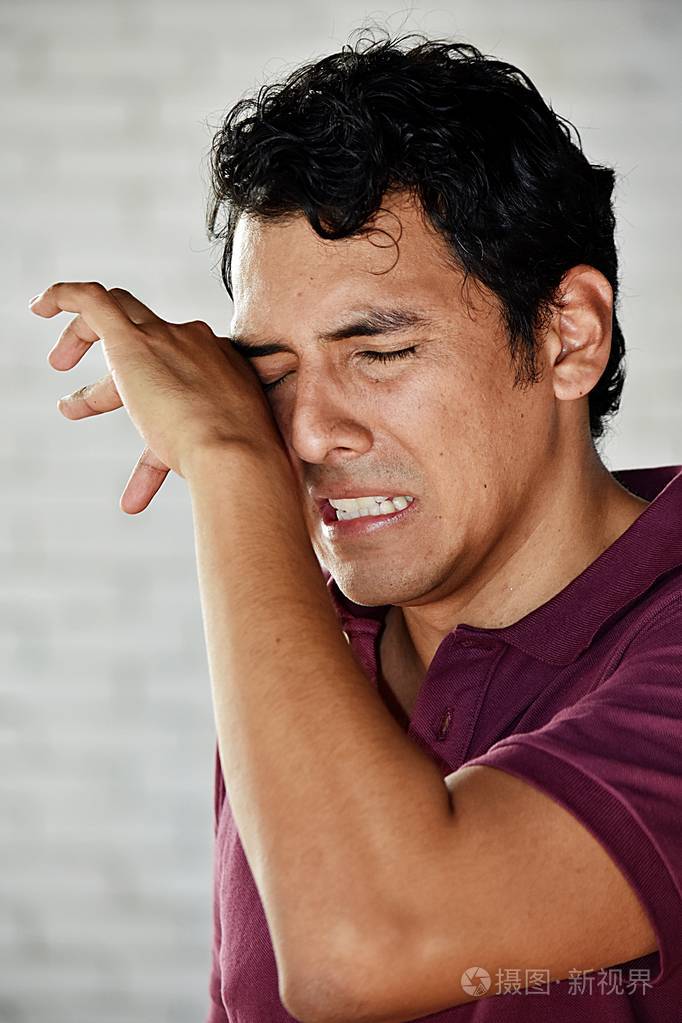 泪流满面的英俊男人