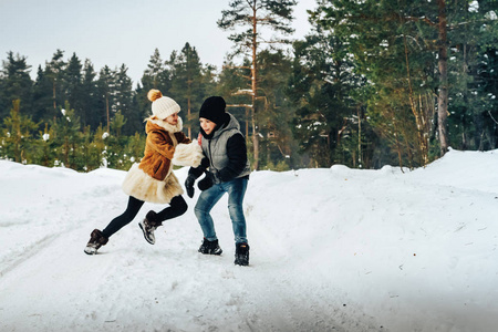 孩子们在冬天的一天里在满是白雪的泥炭森林里玩得开心