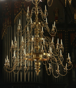 萨格勒布大教堂里的吊灯，用来设想萨格勒布的玛丽