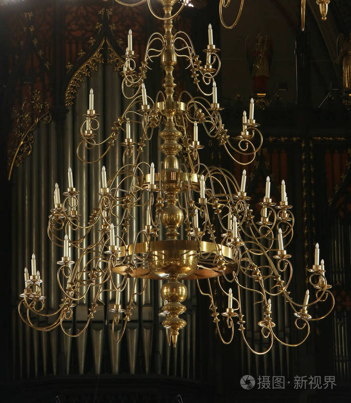 萨格勒布大教堂里的吊灯,用来设想萨格勒布的玛丽