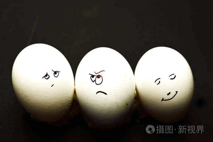 鸡蛋代表了黑背景下的人脸