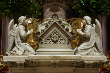 萨格勒布大教堂主坛上的天使雕像，专门用来设想玛丽