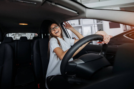 漂亮的年轻女人开着新车