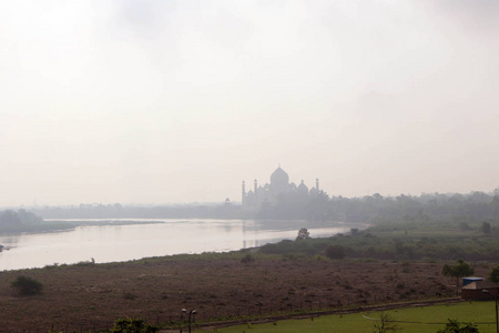 从阿格拉堡看到的河畔泰姬陵的景色。 于2018年8月在印度拍摄。