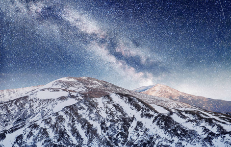 奶制品明星在冬天的树林里跋涉。 戏剧和风景如画的场景。 在期待假期的时候。 喀尔巴阡乌克兰欧洲。