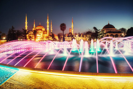 伊斯坦布尔日出前照亮苏丹艾哈迈德清真寺