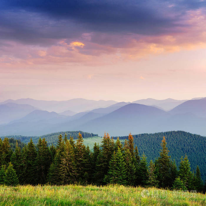 美丽的夏季山景. 日落时山的蓝色. 戏剧性的场面.