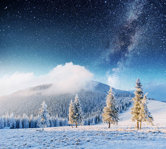 奇妙的冬季流星雨和雪山。