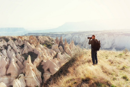 摄影师砂岩悬崖和观察自然景观卡帕多西亚火鸡