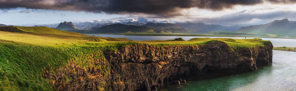 冰岛的Reynisfjara黑色沙滩。 雷尼瑟法尔山。