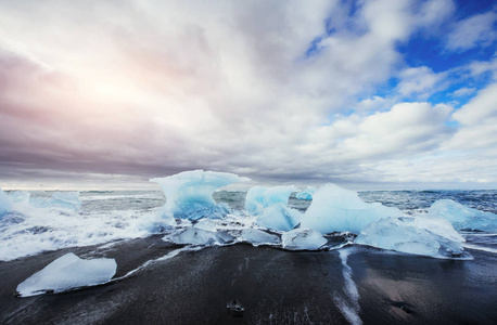 黑色火山海滩美丽世界上的冰川。 冰岛