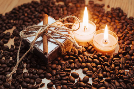 燃烧芳香的咖啡蜡烛和咖啡豆。