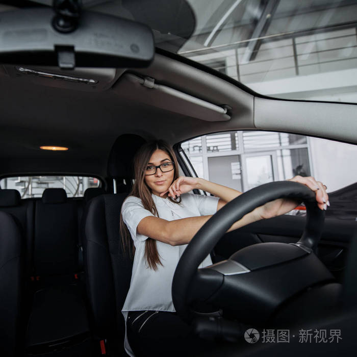 漂亮的年轻女人开着新车